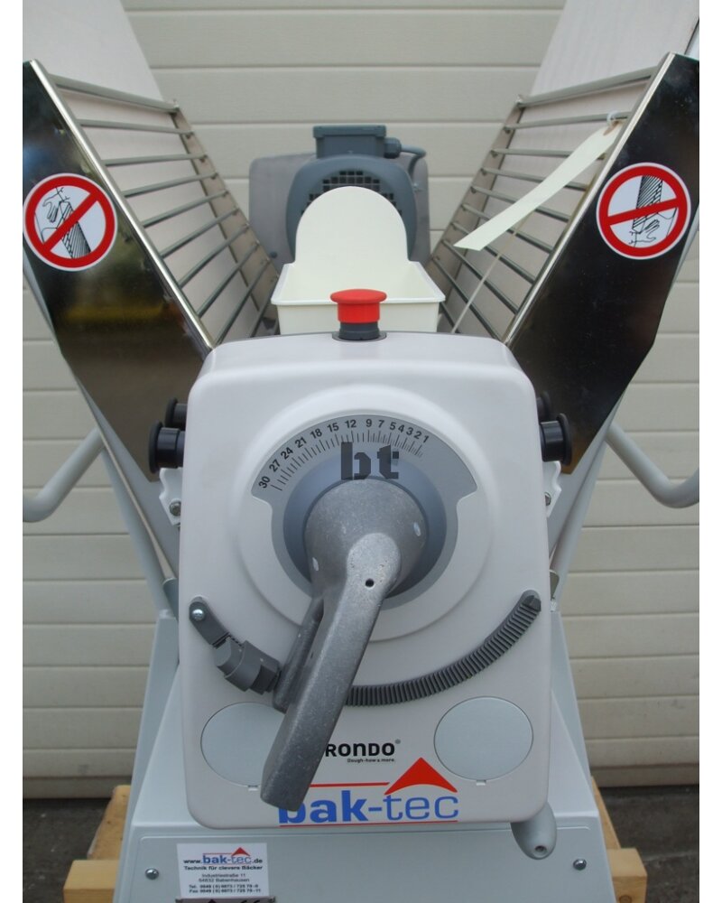 Rondo Sockel-Ausrollmaschine 605 mm Bandbreite, mit kurzen Tischen